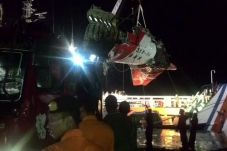 Diangkat dari Laut,...