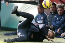 Mancini Terjungkal Dihajar...