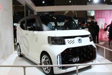 Honda N-Box Cyber Tampil...
