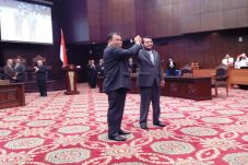 Anwar Usman Resmi Dampingi...