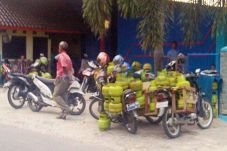 Warga Kesal Harus Membeli...