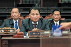 Langsung Pimpin Sidang...