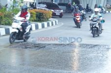 Pipa Bawah Flyover Bocor...