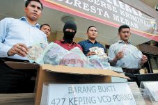 Ibu Rumah Tangga Gandakan...