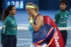 Azarenka Terlempar dari...