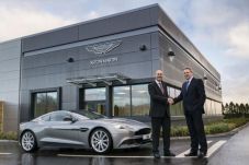 Aston Martin Buka Pusat...
