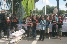 Bupati Temui Warga Penolak...