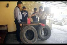 Dua Pencuri Ban Truk...