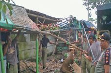 Belasan Lapak Semipermanen...