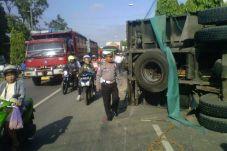 Truk Gandeng vs Tronton,...