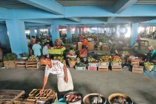 Pedagang Jualan di Tempat...