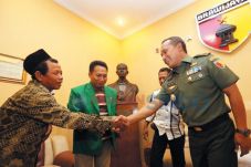 Warga Gresik Labrak...