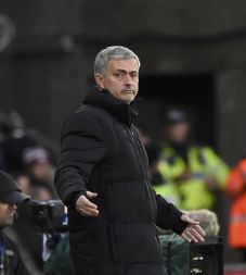 Menang Besar, Mou Ejek...