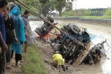 Truk Seruduk Truk, Tiga...