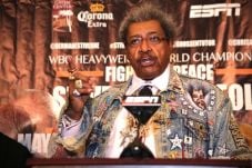 Don King Angkat Topi...