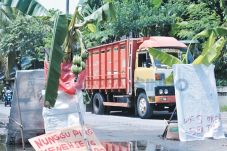 Jalan Tak Kunjung Diperbaiki,...