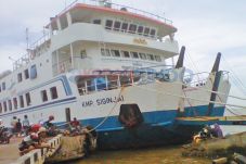 Cuaca Buruk, KMP Siginjai...