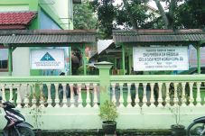 Sekolah Disegel, Pelajar...