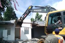 Langgar Aturan, Bangunan...