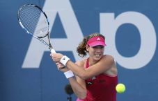 Radwanska Sapu Bersih...