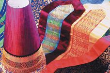 Memopulerkan Songket...