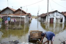 Banjir Rendam Seribu...