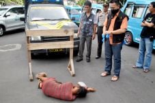 Orang Gila Pingsan di...