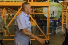 Menteri Pertahanan Serahkan...