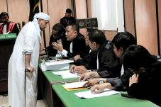 Anggota FPI Dituntut...