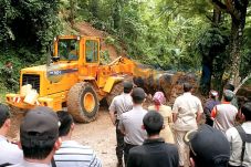 Tebing 30 Meter Longsor,...