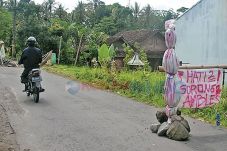 Jalan Kabupaten Rusak,...