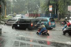 Simpang Empat UGM Banjir,...