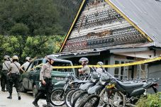 Polisi Kejar Lima Pelaku...