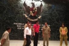 Todongkan Pistol, Camat...