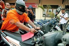 Tiga Remaja Sikat 60...