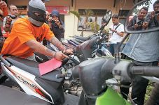 Tiga Remaja Sikat 60...