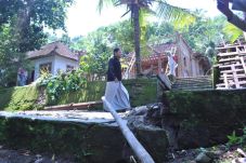Tanah Bergerak Ancam...