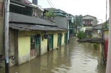 Kali Angke Meluap, Ratusan...