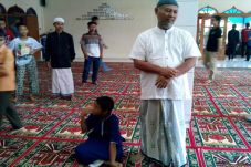 Bambang Widjojanto Salat...