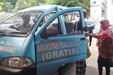 Seperti Angkutan Kota,...