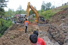 Longsor Lumpuhkan Jalinsum...