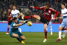 Milan Tersungkur, Posisi...