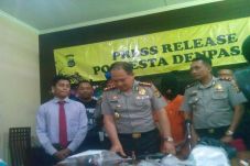Asik SMS-an saat Kencan,...