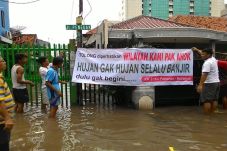 Tak Ada Hujan, Ratusan...