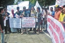 Warga Minta Kades Balecatur...
