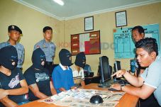 Polisi Tangkap Dukuh...