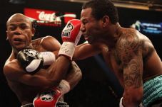 Mosley Sarankan Mayweather...