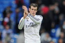 Bale Tolak Tawaran Berkostum...