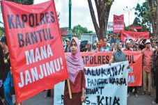 Ratusan Warga Tuntut...