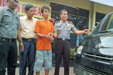 Freddy Curi Mobil untuk...